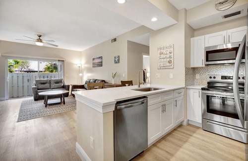 Bella Vista Condo | Beachfront Bliss - 2Bed/2Bath Oasis in Jupiter