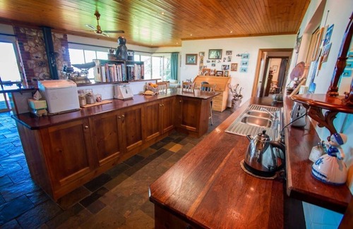 Bonney House | Unforgettable Stay at Jury Road Orchard with Ocean Views