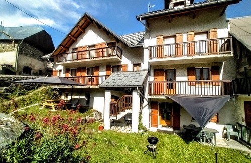 Saint-Colomban-des-Villards Apartment | Conveniently Located Apartment Near Domaine des Sybelles