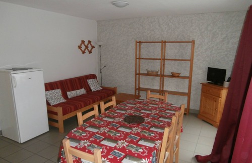 Saint-Colomban-des-Villards Apartment | Conveniently Located Apartment with Scenic Views Near Sybelles