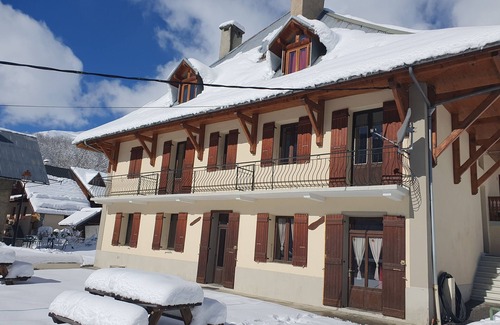 Saint-Colomban-des-Villards Apartment | Conveniently Located Apartment with Scenic Views
