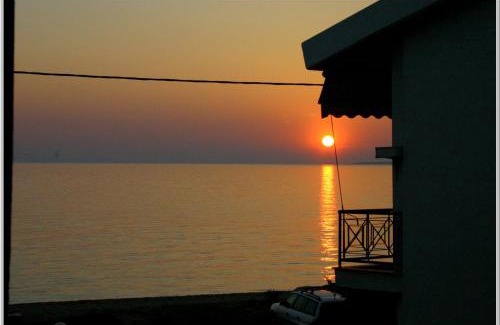 Toroni Apartment | Beachside Retreat with Ocean Views & Delicious Breakfast