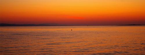 Toroni Apartment | Beachside Retreat with Ocean Views & Delicious Breakfast