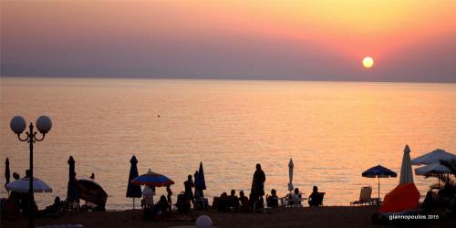 Toroni Apartment | Beachside Retreat with Ocean Views & Delicious Breakfast