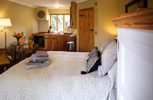 Thetford Apartment | Cozy Studio Retreat with Hot Tub & Top Guest Rating 9/10