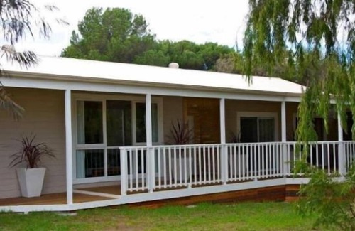 Goolwa South House | Perfectly Located Hotel Near Riverfront and Surf Beach