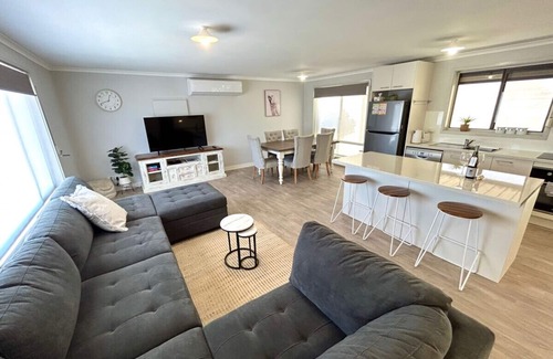 Moonta Bay Apartment | Beachfront Oasis - Renovated 3 Bedroom with Ocean Views