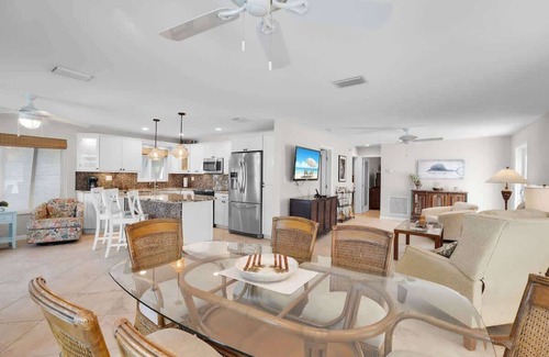 Marathon House | Just Beachy! Private Pool, Dockage, Short Walk to Sombrero Beach
