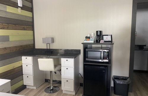 Davenport Apartment | Newly Remodeled Hotel with Lake Roosevelt Views & Pool