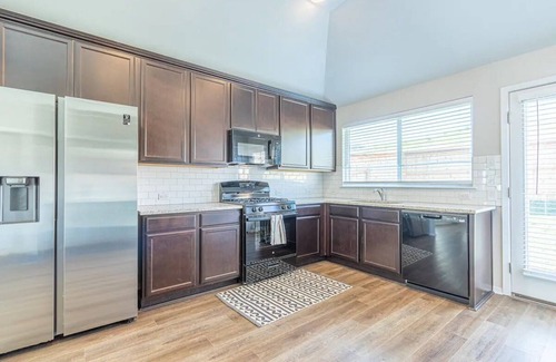 Travis County House | Newly Built Cozy 3-Bedroom Retreat in Sunny South Austin