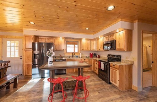 Maggie Valley House | Newly Built Cabin in the Valley - Pet Friendly & Family Ready