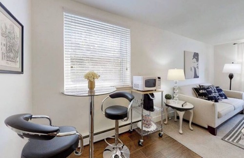 South London Apartment | Perfect Getaway with Spa, Breakfast & a 10/10 Rating!