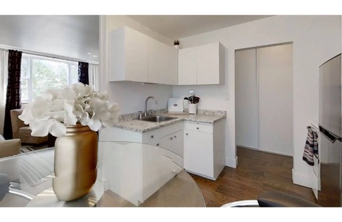South London Apartment | Perfect Getaway with Spa, Breakfast & a 10/10 Rating!