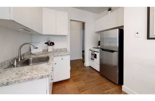 South London Apartment | Perfect Getaway with Spa, Breakfast & a 10/10 Rating!