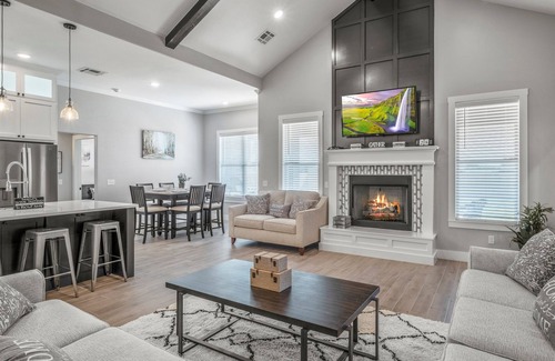 Norman House | Home-Like Comfort Minutes from Campus: Norman Awaits