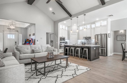 Norman House | Home-Like Comfort Minutes from Campus: Norman Awaits