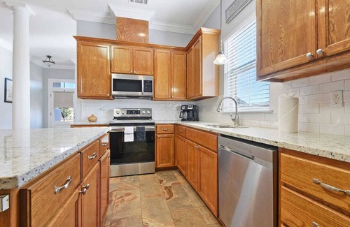 Sunshine House | Conveniently Located Near LSU, SU & Downtown Baton Rouge