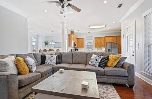 Sunshine House | Conveniently Located Near LSU, SU & Downtown Baton Rouge