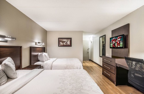 Woburn Hotel | Convenient Getaway Near Ottawa River with Free Parking