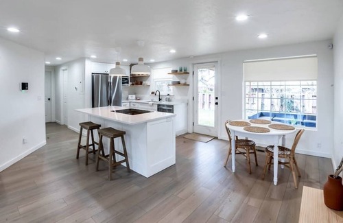 Lakeview House | Convenient Hotel Near UVU with Family-Friendly Amenities