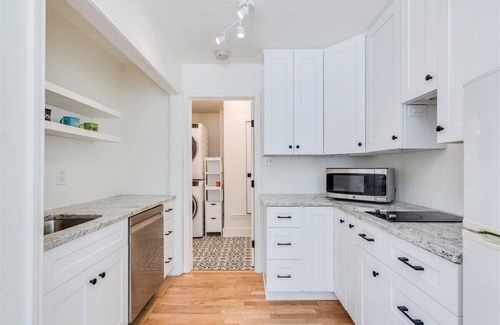 Austin House | Conveniently Located Near Downtown Austin, Sleeps 10