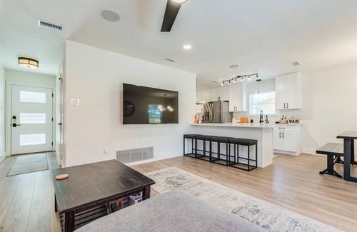Austin House | Conveniently Located Near Downtown Austin, Sleeps 10