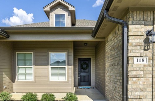 Longview House | Convenient Stay for Travelers with Pet and Child-Friendly Options