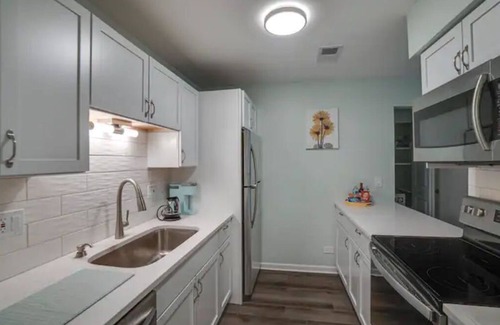 Elk Grove Village Condo | Newly Remodeled Apartment Near Airport & Mall