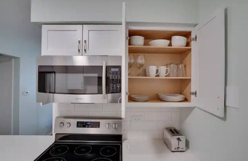 Elk Grove Village Condo | Newly Remodeled Apartment Near Airport & Mall