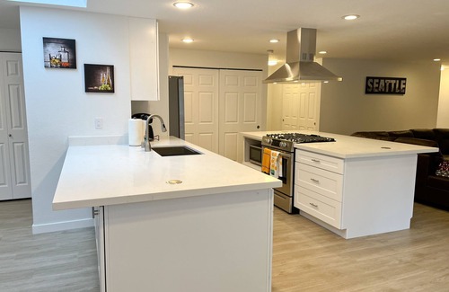 Juanita House | Recently Remodeled 3bd/2.25ba in Kirkland with Prime Amenities