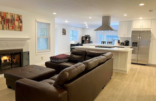 Juanita House | Recently Remodeled 3bd/2.25ba in Kirkland with Prime Amenities