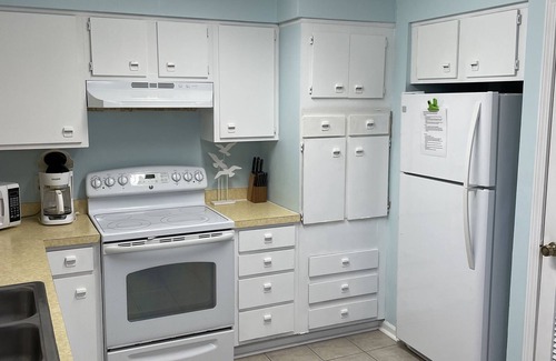 Garden City Cottage | Renovated Cottage: 2BR, Beach Access & Family-Friendly Amenities