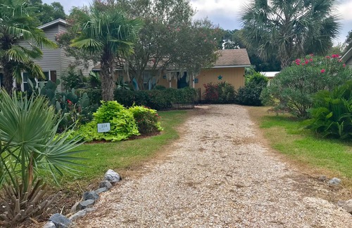 Garden City Cottage | Renovated Cottage: 2BR, Beach Access & Family-Friendly Amenities