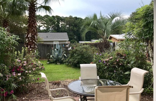 Garden City Cottage | Renovated Cottage: 2BR, Beach Access & Family-Friendly Amenities