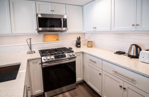 Ludlow House | Ideal Location Steps from the Trail in Winterplace Ski Community