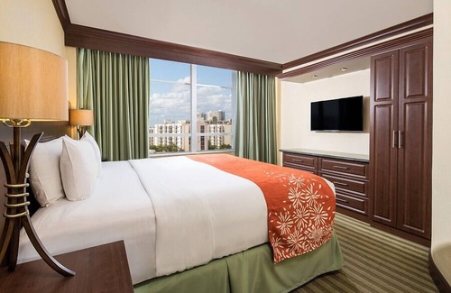Sunny Isles Beach Resort | Discover Ideal Comfort: 3 Units with Pool & Ocean View
