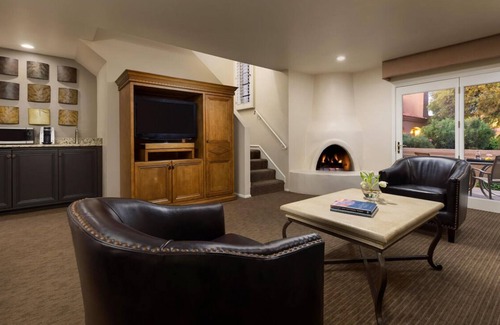 South Scottsdale Resort | Discover Pet-Friendly Retreats with Free Parking & Pools