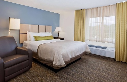 Wichita Hotel | Your Ideal Getaway: Kitchen, Free Parking & Pet Friendly!