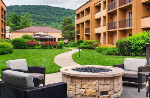 Mahwah House | Just What You Were Looking For! w/ Swimming Pool, Pet-Friendly, Free Parking!