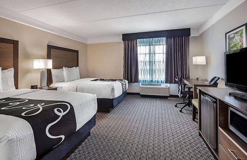 Doral Hotel | Find Your Perfect Getaway: Relaxing Units with Pools