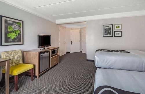Doral Hotel | Find Your Perfect Getaway: Relaxing Units with Pools
