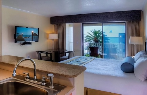 Rocky Point Hotel | Discover Your Perfect Getaway: Kitchen, Pool & Free Parking