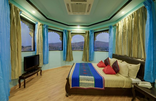 Parsoli Hotel | Explore juSTa Lake Nahargarh Palace with Pool & Dining
