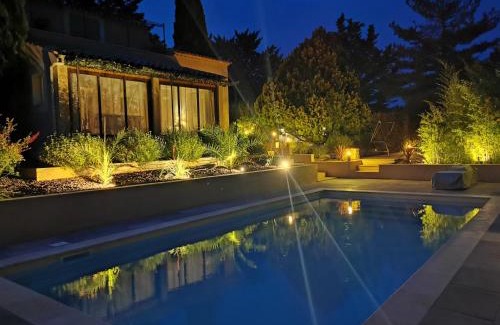 Saint-Saturnin-les-Apt House | Elegantly Located Juste en Provence with Oceanfront Pool