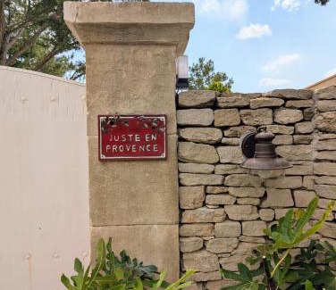 Saint-Saturnin-les-Apt House | Elegantly Located Juste en Provence with Oceanfront Pool