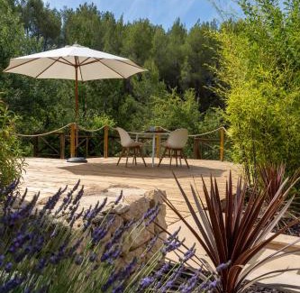 Saint-Saturnin-les-Apt House | Elegantly Located Juste en Provence with Oceanfront Pool