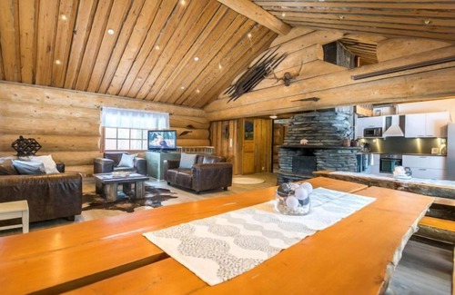 Keuruu House | Unforgettable Juurakkopirtti: Spa & Lake Views Await
