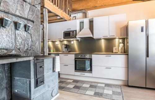 Keuruu House | Unforgettable Juurakkopirtti: Spa & Lake Views Await