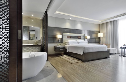 Mumbai Hotel | Elegant Getaway at JW Marriott Mumbai Sahar - 5 Star Retreat
