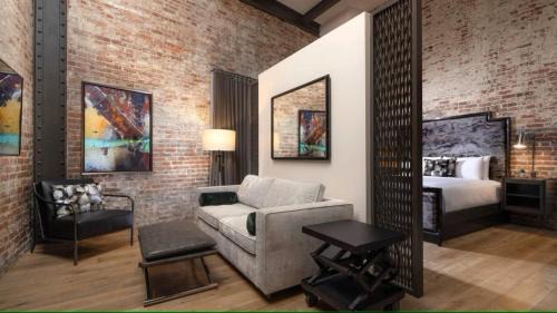 Historic District - North Hotel | Elegant JW Marriott Savannah with Spa & Pet-Friendly Perks